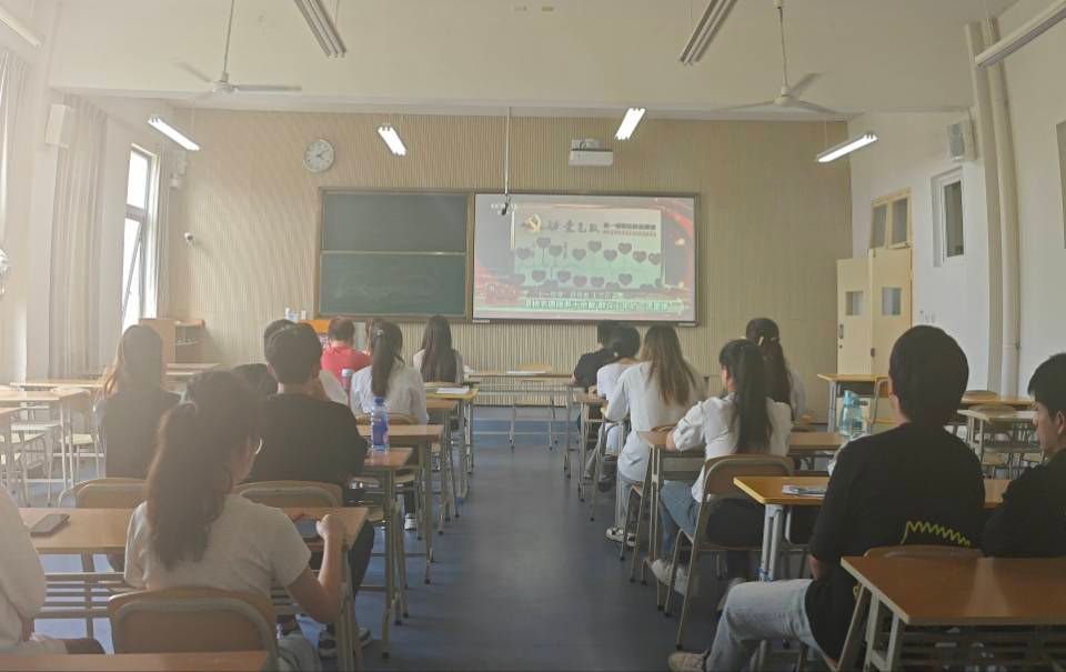 人们在房间里的餐厅描述已自动生成 人们在房间里的餐厅描述已自动生成