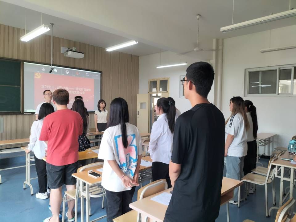 一群人在房间里交谈描述已自动生成 一群人在房间里交谈描述已自动生成