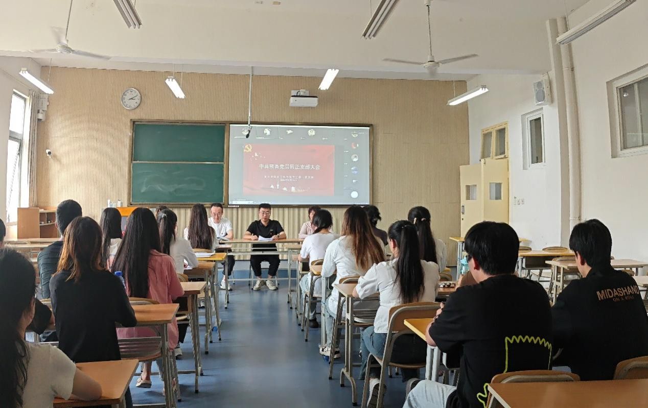 餐厅里的人们描述已自动生成 餐厅里的人们描述已自动生成