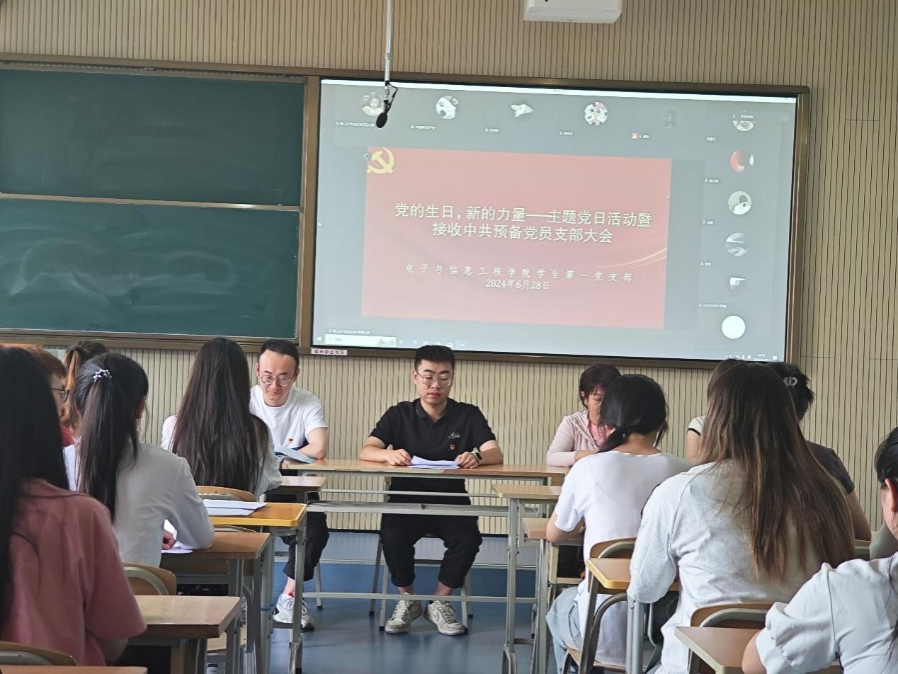 一群人围坐在桌子前中度可信度描述已自动生成 一群人围坐在桌子前中度可信度描述已自动生成