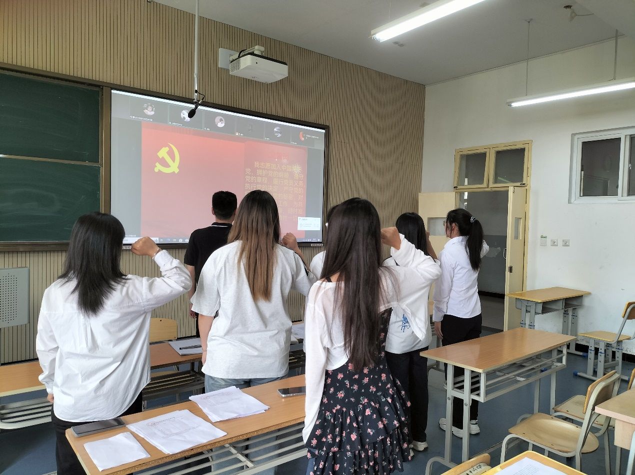 一群人在厨房里描述已自动生成 一群人在厨房里描述已自动生成